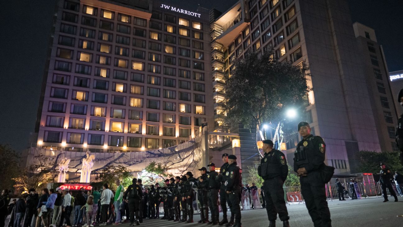墨西哥球迷场外助威掀热潮，英格兰酒店也被吵醒